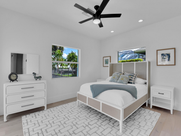 Very Short walk to the beach in the Moorings Naples area